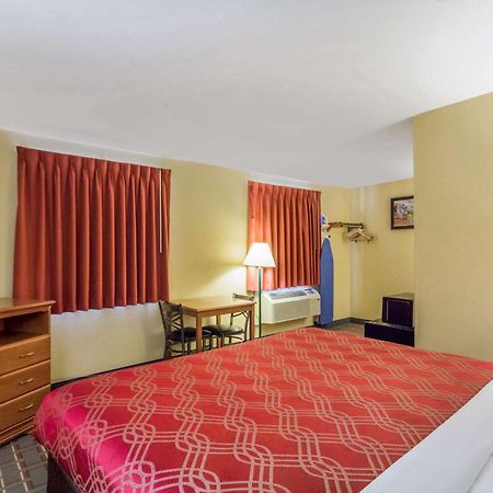 Econo Lodge Lansing - Leavenworth Exteriér fotografie